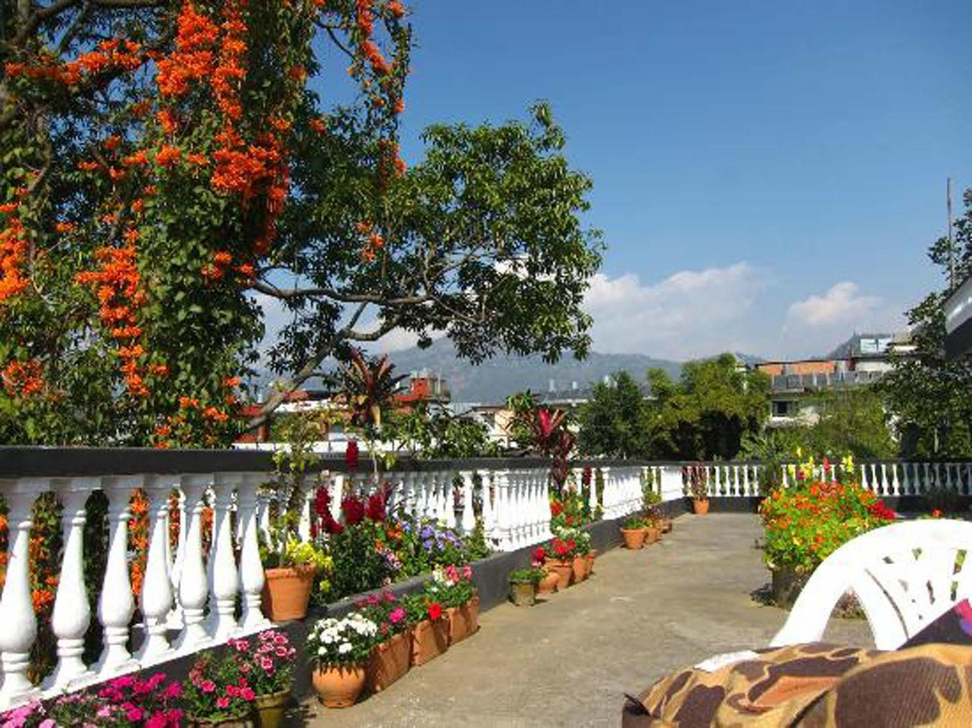 Sacred Valley Inn Pokhara Esterno foto