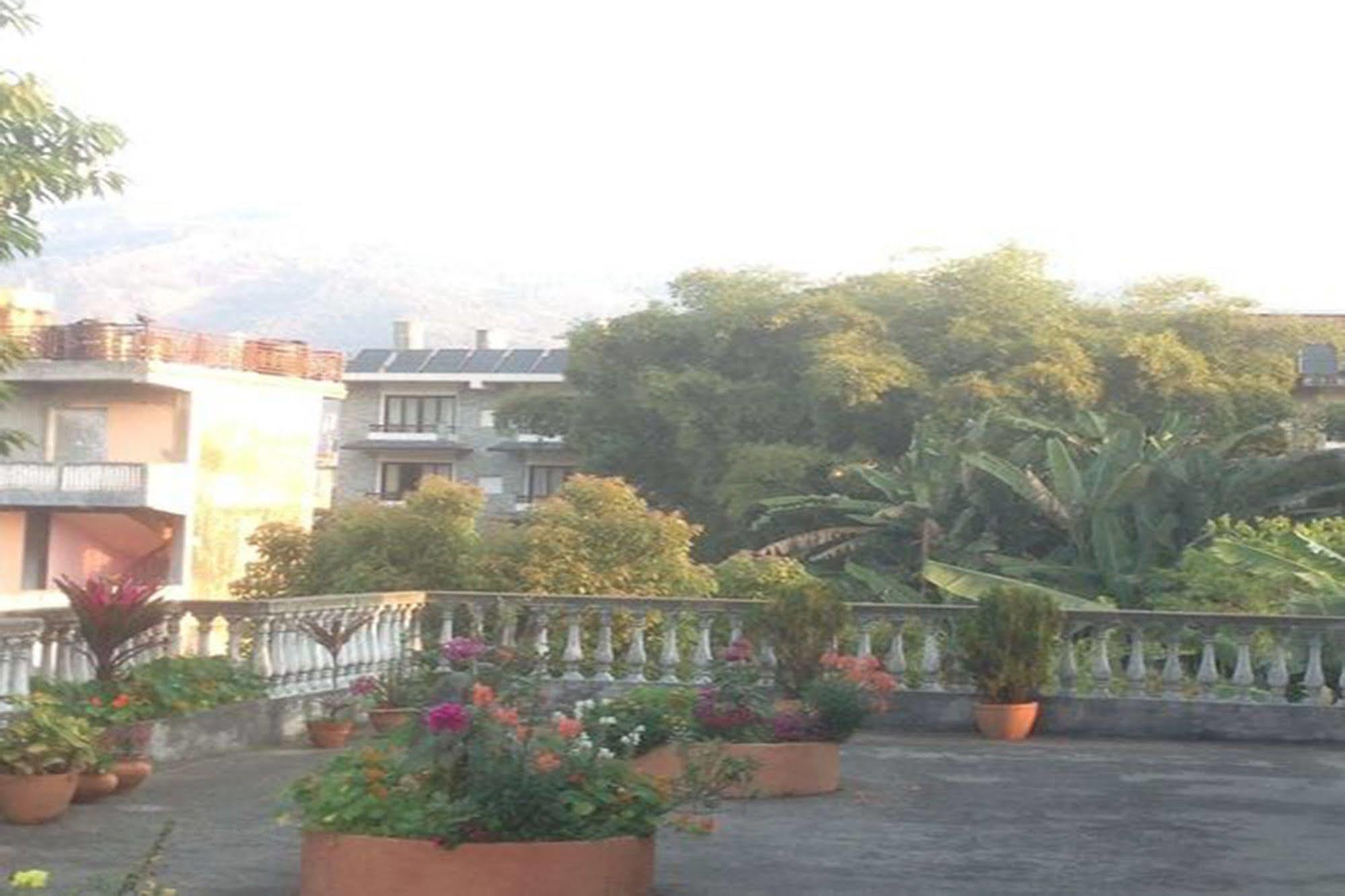 Sacred Valley Inn Pokhara Esterno foto